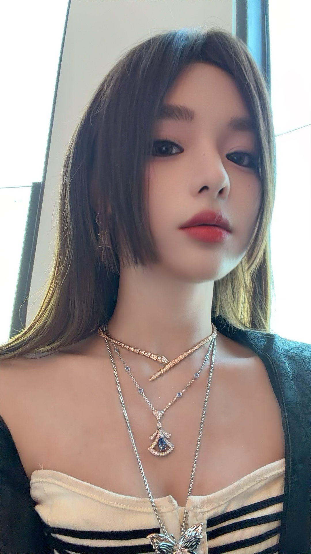 黄霄云 车窗掠过沿路灯火，定格老板 的闪光美貌✨今天飘来一朵雲