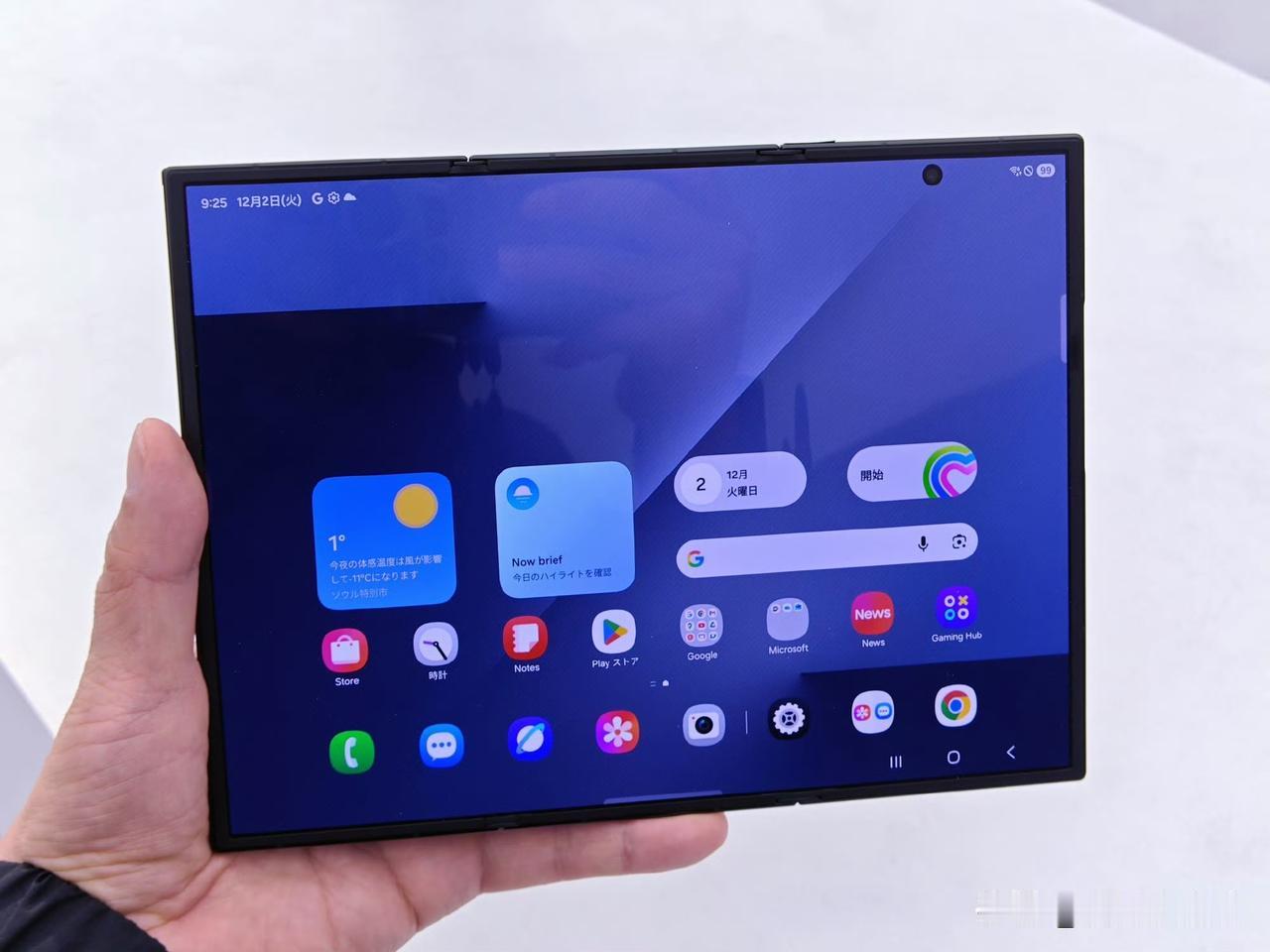 华为Mate XTs去年先推三折叠时，网上吐槽折痕、厚重的声音可不少，现在三星带