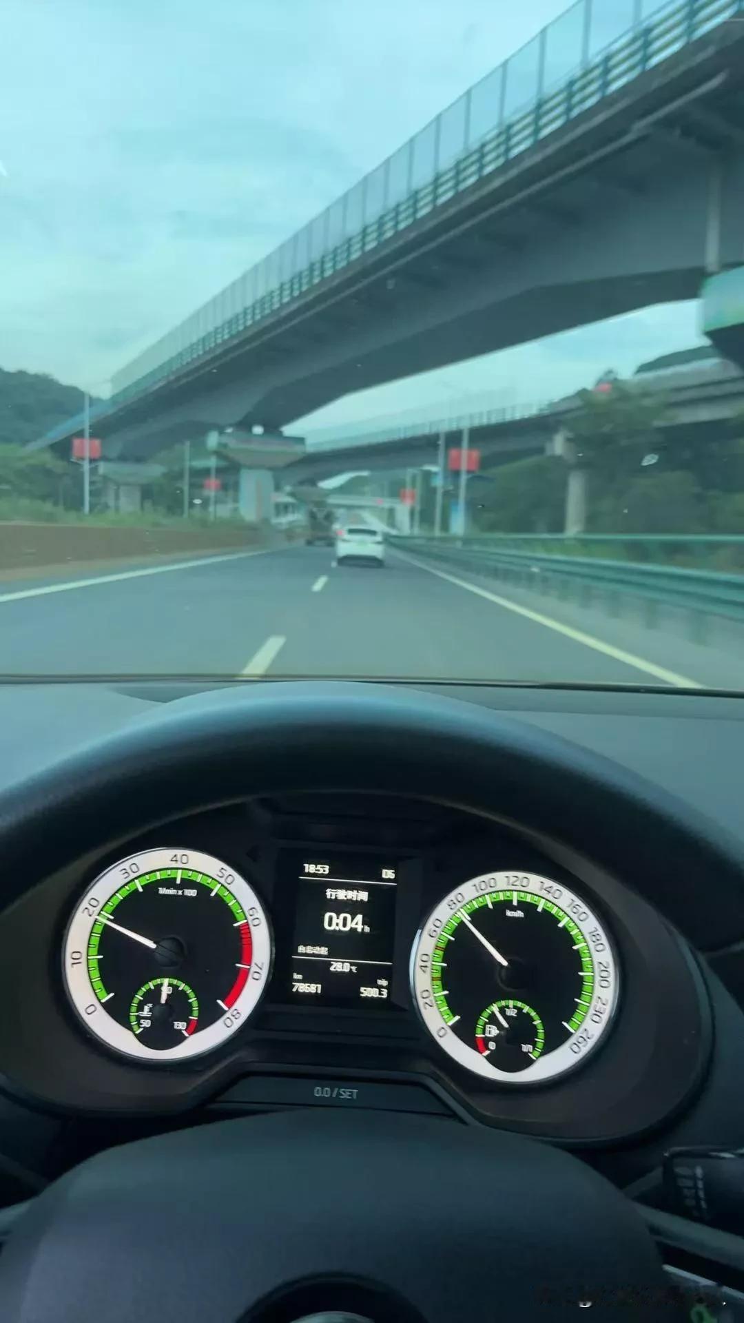 紧急求助！这是啥车？完全认不出型号！有没有“车圈大神”帮忙看看这到底是什么车？