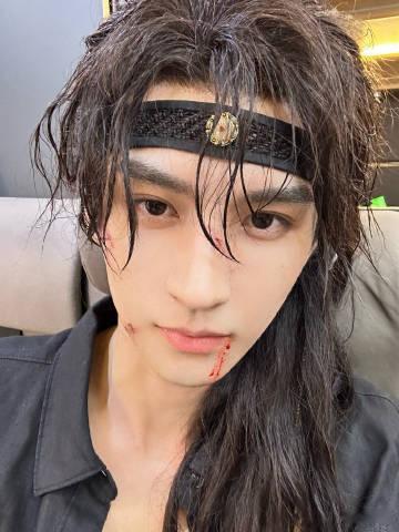 黄俊捷在微博视界大会等你 微博视界大会的舞台上，黄俊捷的光芒更加耀眼！从初入演艺