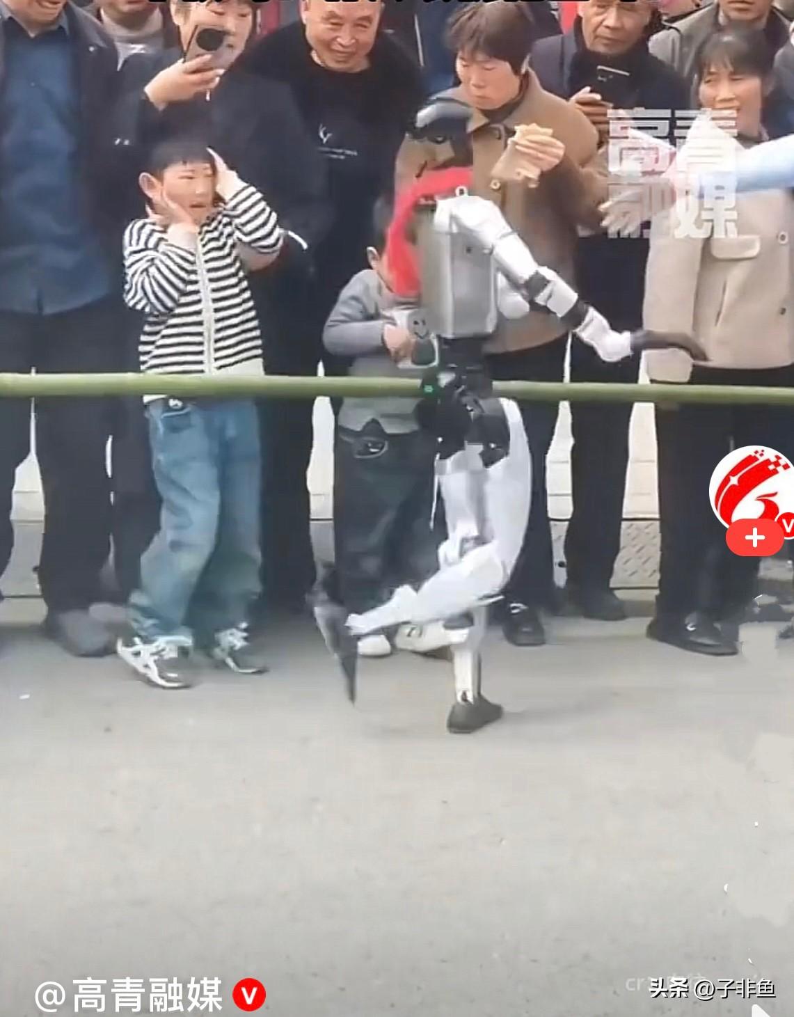 近日，陕西一商场门口举行机器人表演，自然引来大量观众，尤其小男孩对机器人更感兴趣