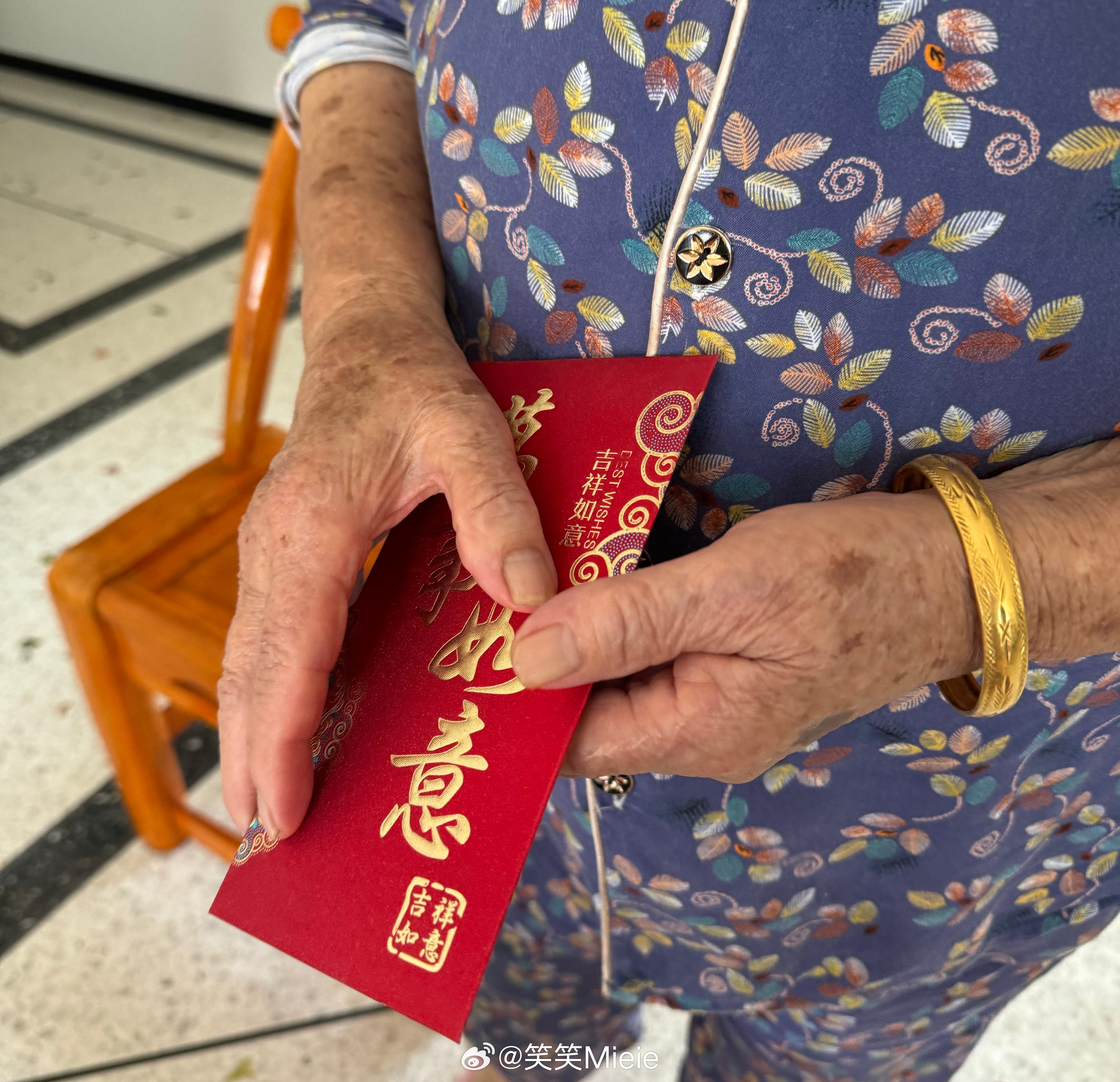 人活着需要很多很多的爱真切地被爱包围 我是世界上最幸福的小孩 