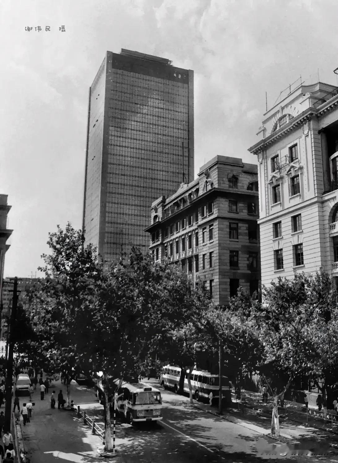 1984。上海延安东路（ 外滩 ）街景。