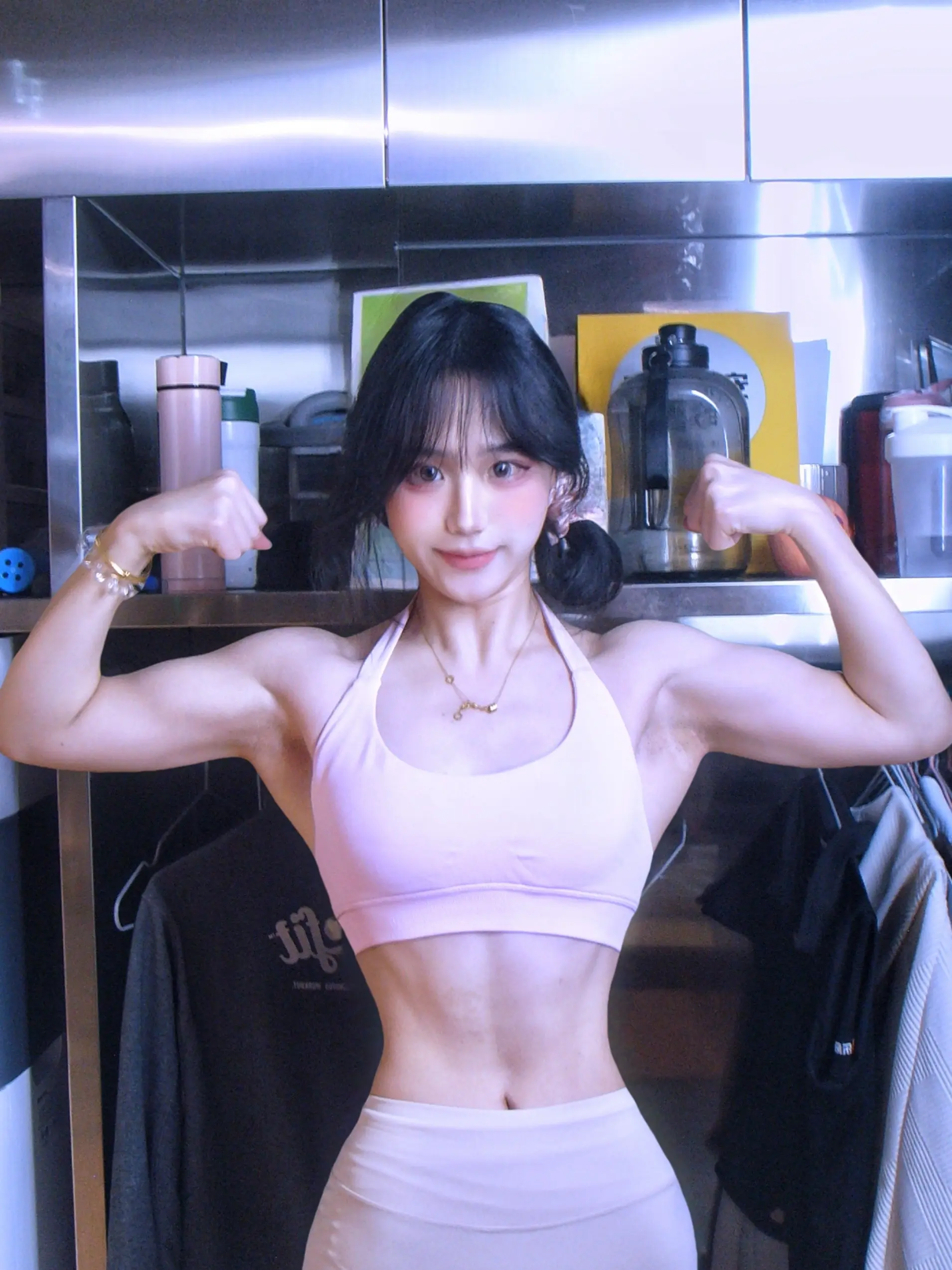 那你问我的背怎么那么反差。因为我爱练背！那我问你你今天练背了嘛？