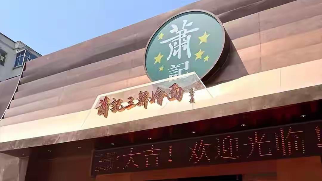 郑州烩面千千万，为何唯独它红火40年？一碗“天价”背后的真相，戳中无数人…

在