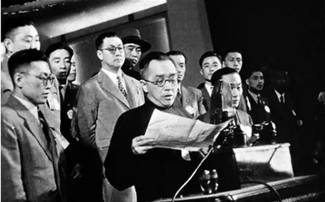 1961年，胡适在美国发表演讲：“一个民族把裹小脚视为美感，上千年没人反抗，它又