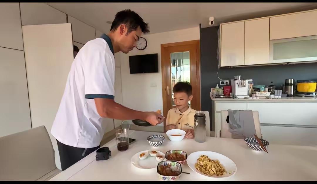林丹现在的生活真的是潇洒啊，就是纯粹享受生活啊，没有乱投资，就是踏踏实实的过日子