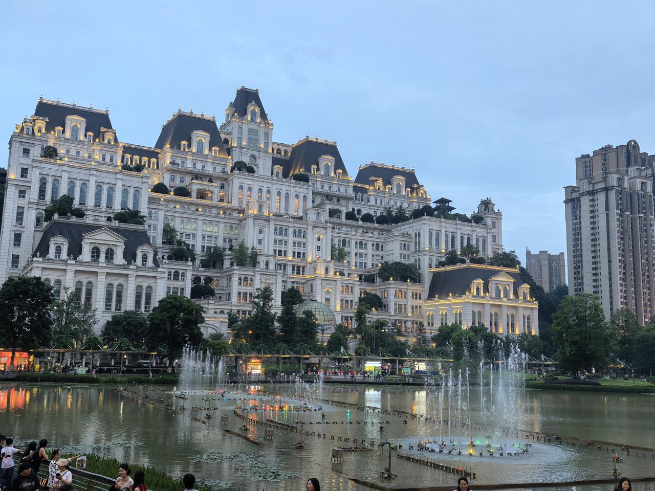 出去旅游，七天一过，漂泊感骤然而至。外面再好，但少了居家的松弛自在。看多了异乡山