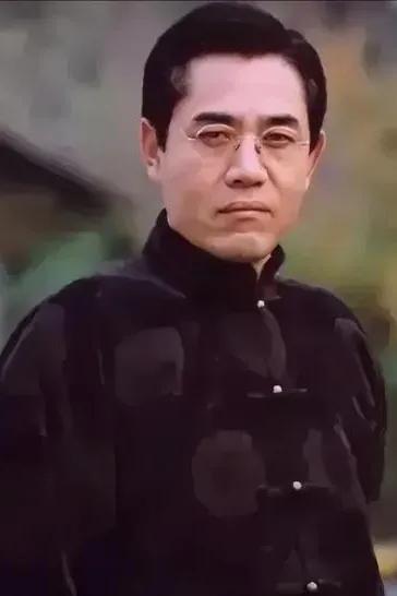 《陈宝国给群演讲戏半小时，亲自示范“怎么端茶碗显身份”，怒斥某小鲜肉：你连扣子都