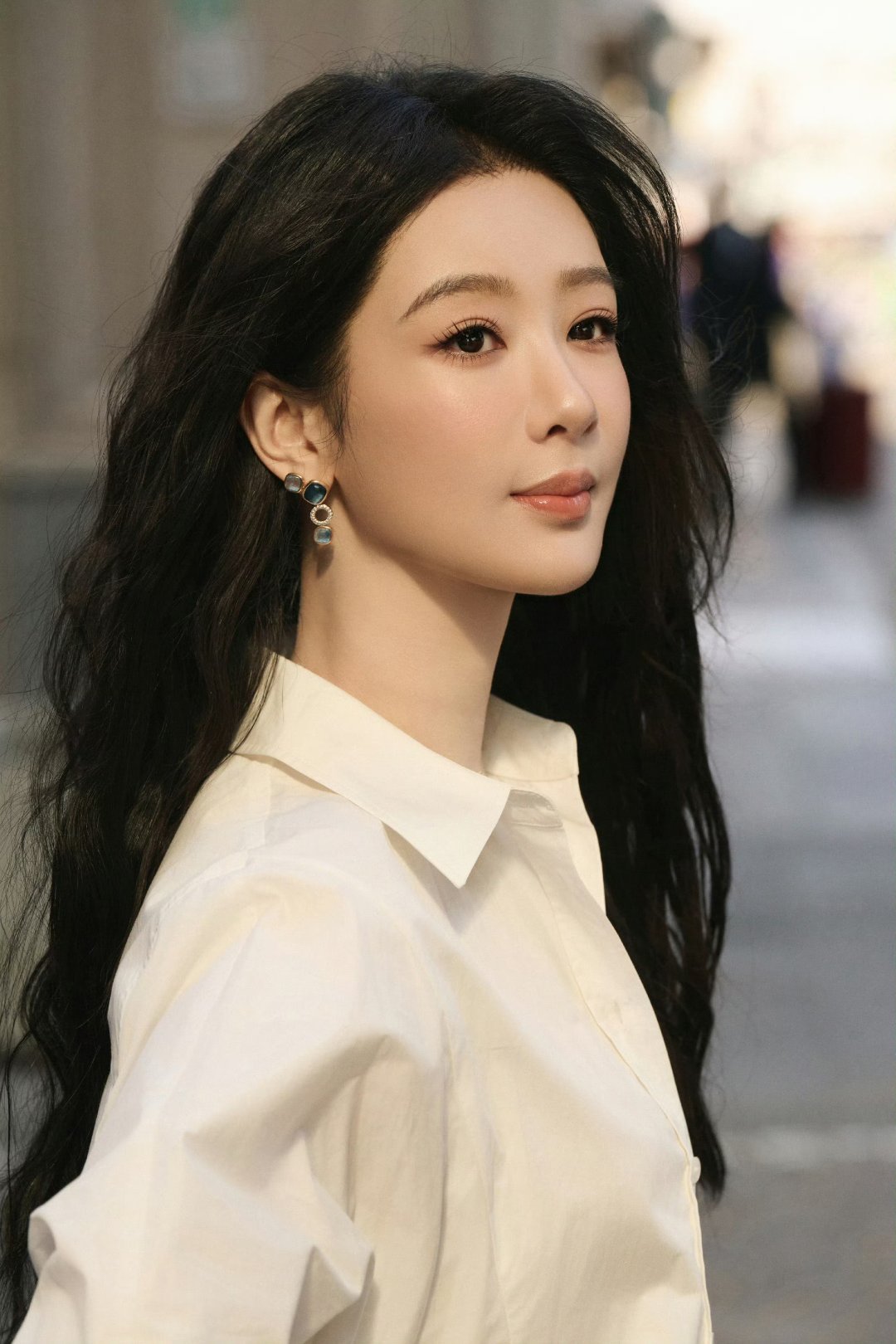 杨紫街头巷尾随拍杨紫生活里闪闪发光的点滴美好杨紫街头巷尾随拍九宫格释出，隐匿在人