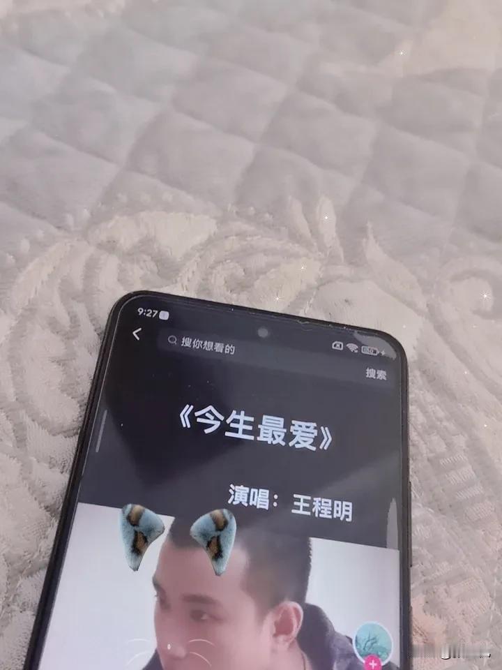 这应该是很多人的记忆了吧。
每天就是用手机听听歌，现在竟然喜欢看抖音。