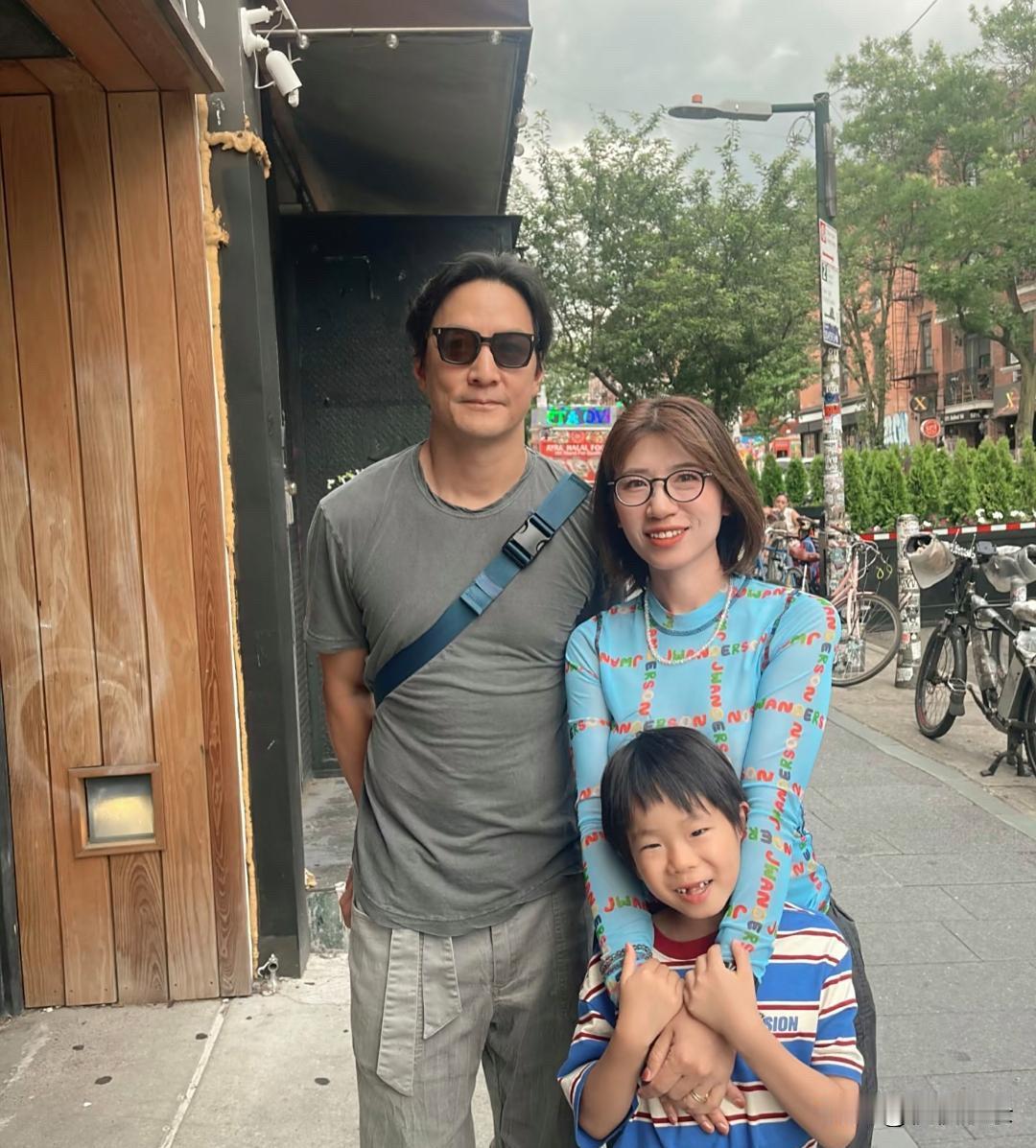 在纽约街头偶遇吴彦祖，他的身形胖了不少，面相好慈祥，越来越姨化了，没有了以前的硬