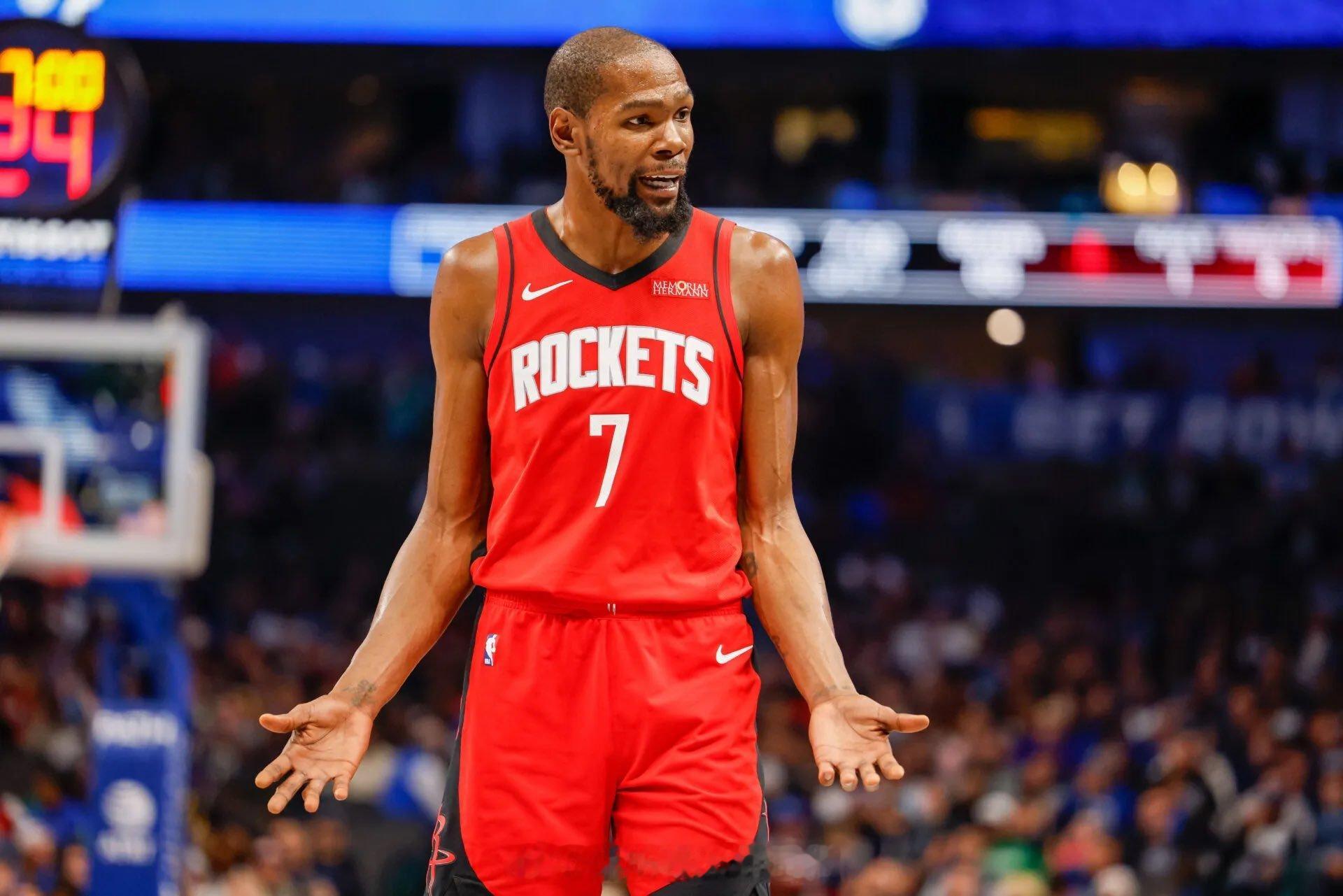 杜兰特谈及主场篮筐时表示：“我很高兴他们能解决这个问题，因为感觉我们主场几乎每隔