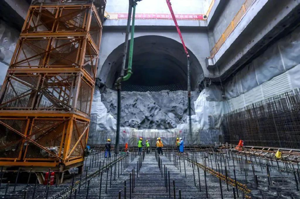 世界最长海底高铁隧道，有了新进展。日前，由中铁十四局集团承建的浙江宁波至舟山铁路