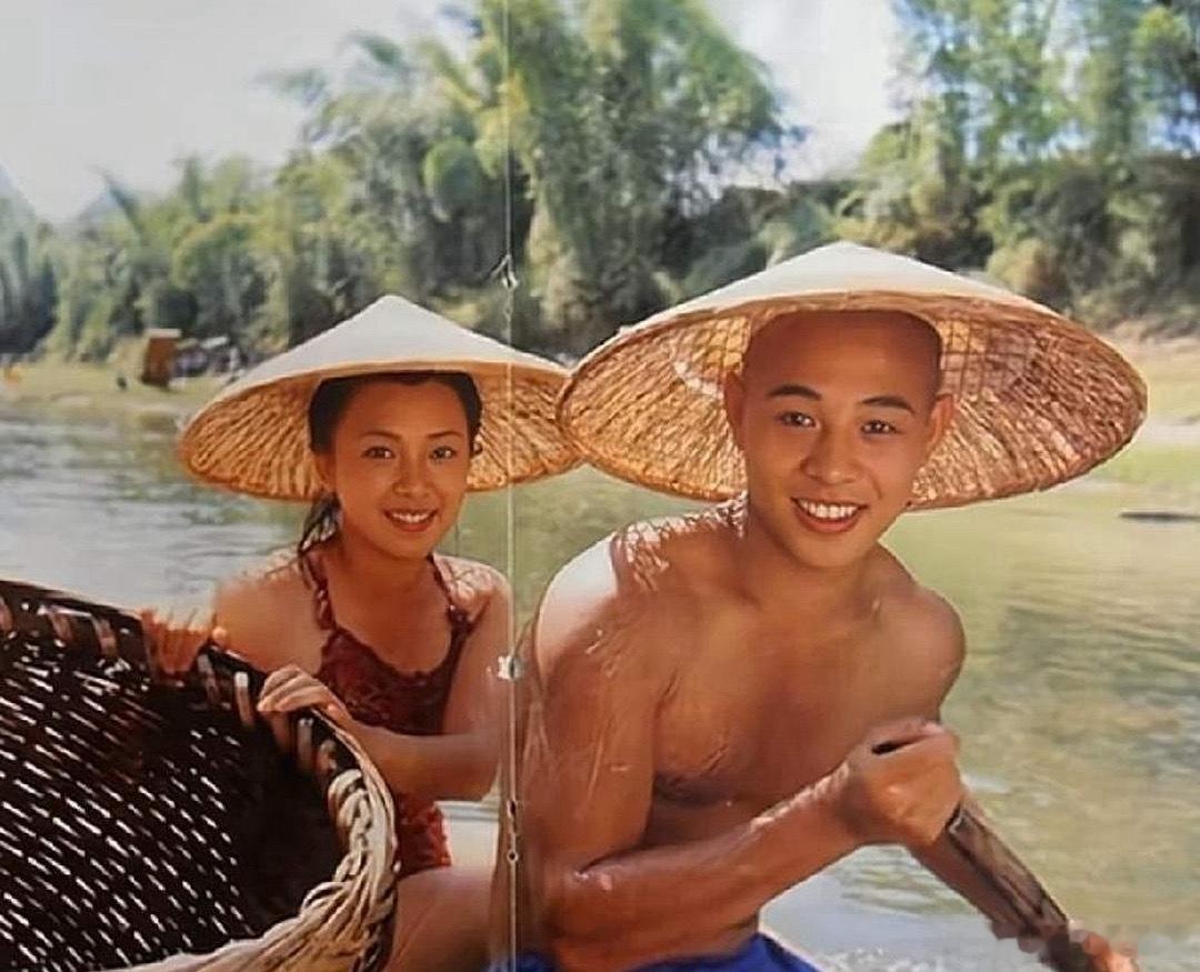 80年代，李连杰与师姐黄秋燕在漓江泛舟时的一幕。 