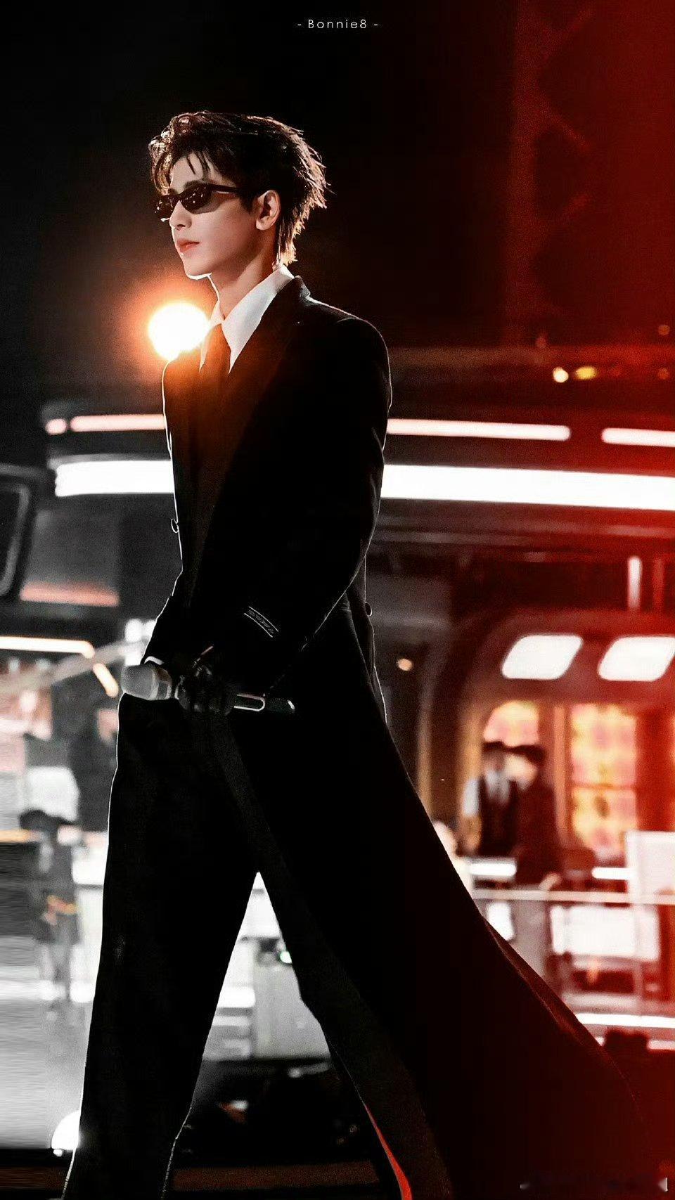 跨年的老公级别T台走秀还在回味，就又被张凌赫的红毯造型给击中！张凌赫进行曲 