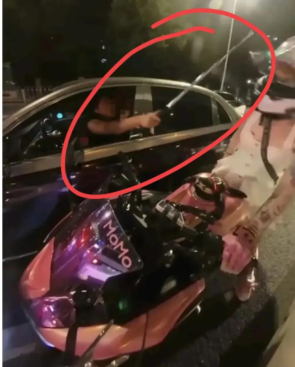 闹大了！奔驰车主肇事逃逸又持棍伤人，网友炸锅：武汉交警，全国人民等你正义裁决！
