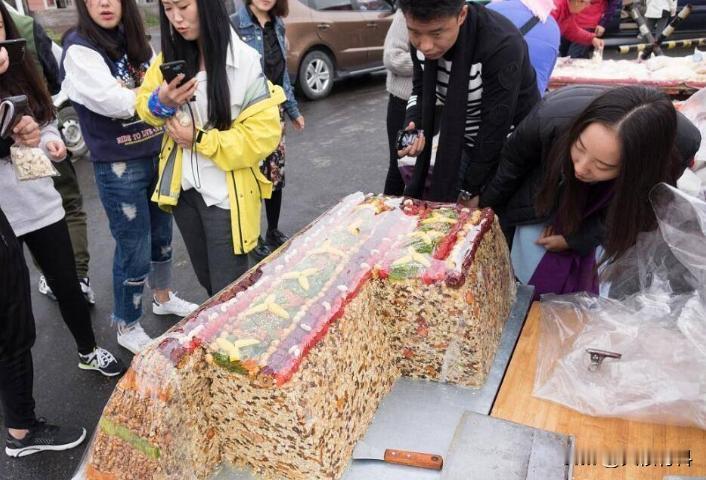 为何没有人敢买切糕了？如今明明“明码标价”，但生意依旧惨淡，什么原因造成的？

