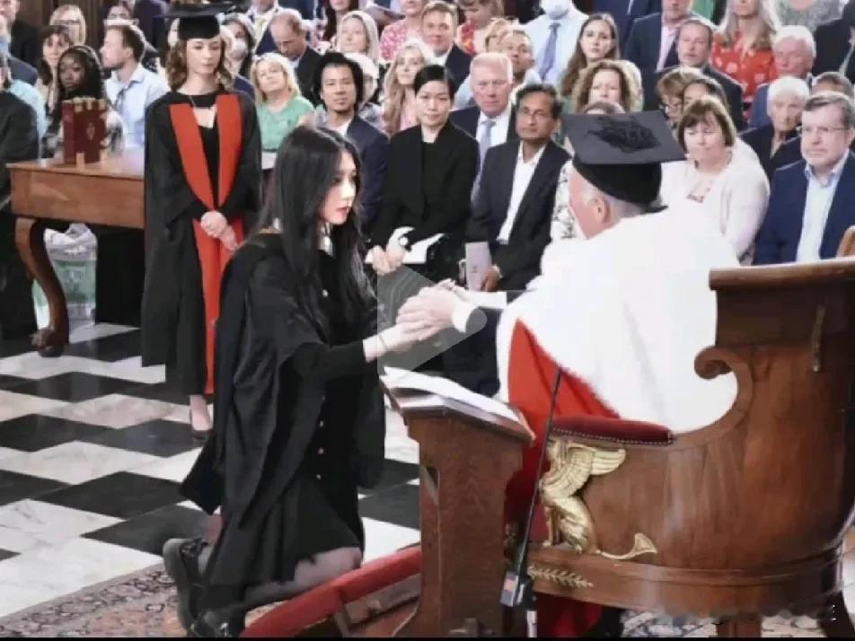 网传这是剑桥大学的毕业典礼的跪授仪式，很惊讶西方这么文明发达的地方还在用中世纪封