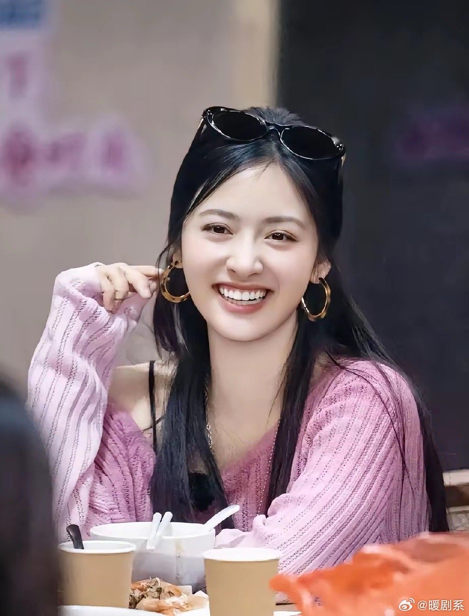 终于搞明白了沈月为啥一直不温不火，并不是她不争不抢、性格佛系，是新起来的同类型女