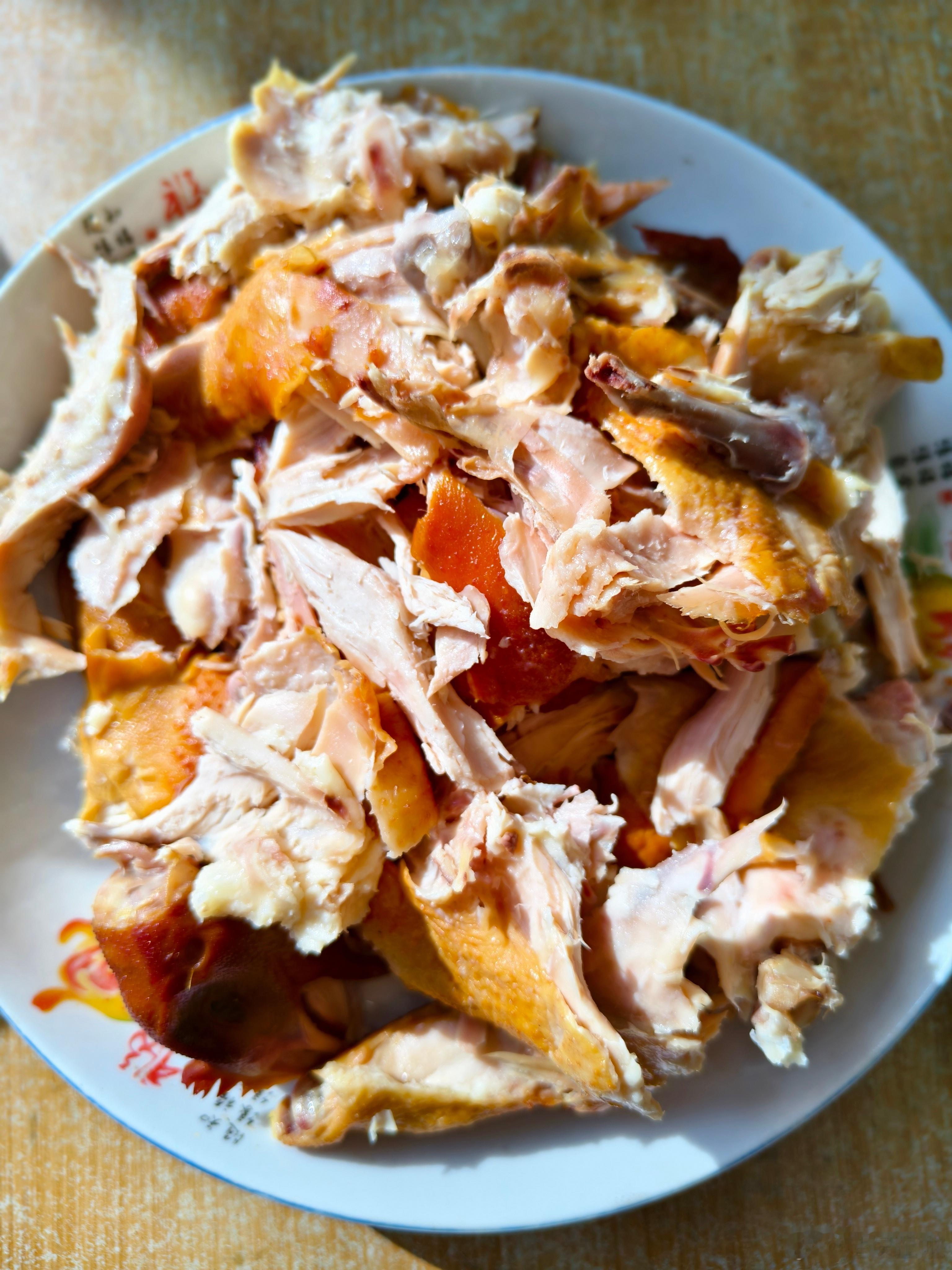 小熏鸡相信大家一定不陌生有一定的嚼劲，很容易脱骨，也很去味儿熏鸡的做法也是相对来