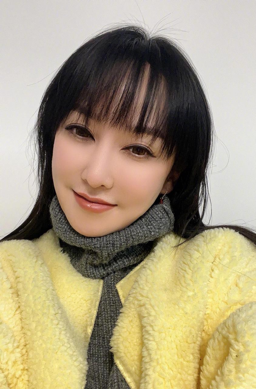 当年，萨顶顶的假唱事件闹得沸沸扬扬，金星吐槽：“典型的河南大妞，怎么就成了内蒙古