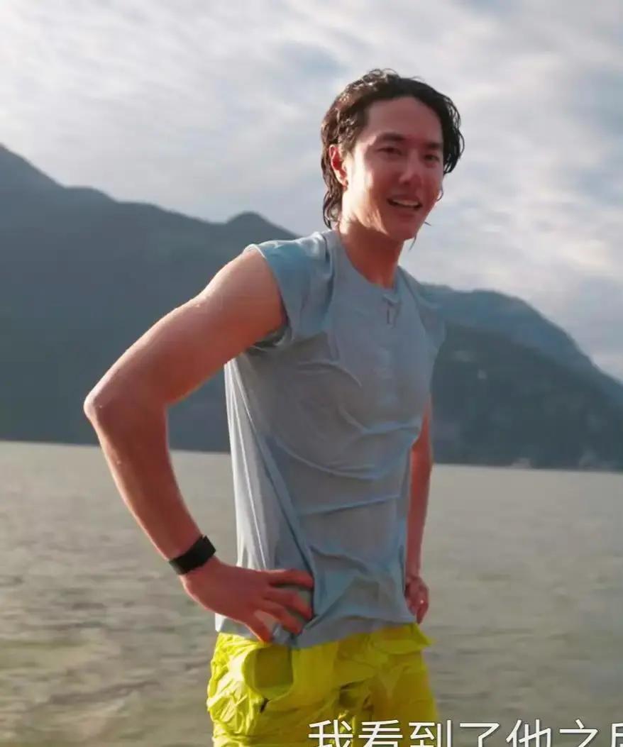 王一博，在镜头前穿上了一条晃眼的大黄裤衩。
 
你别笑。这不是失误，而是一次精准