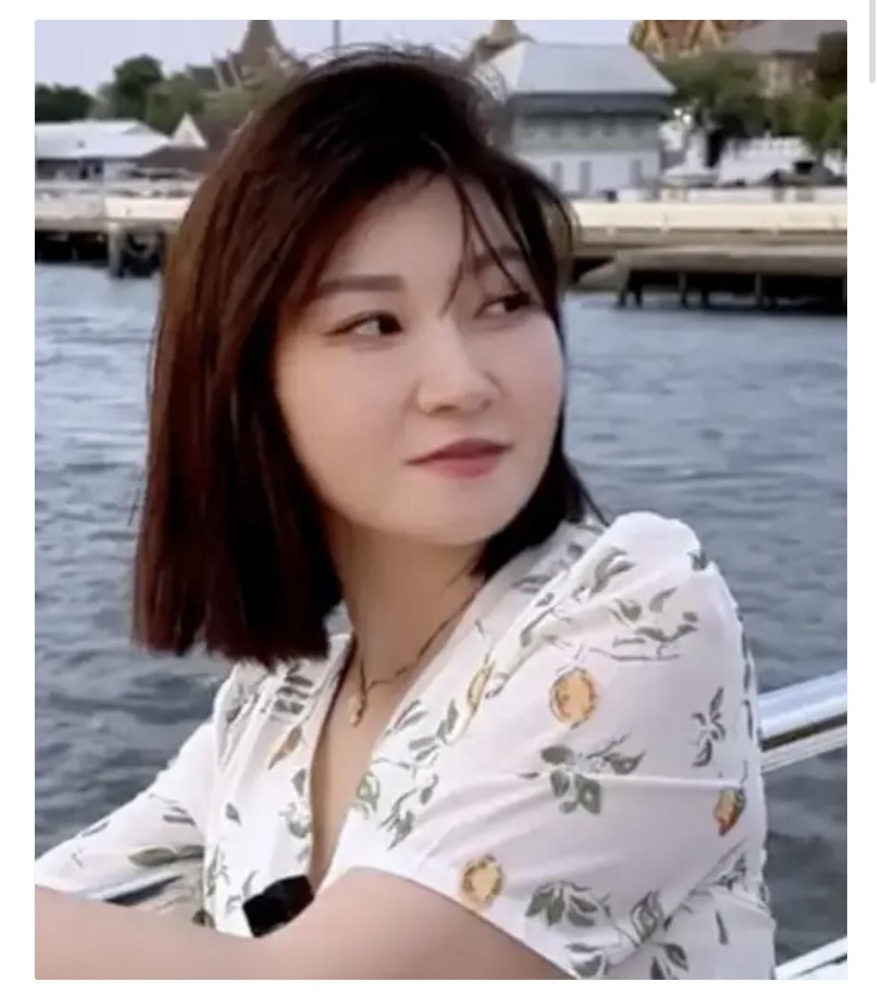 研究了一下王暖暖的老公，
查了以后，终于恍然大悟了，
怪不得能对王暖暖这么狠，原