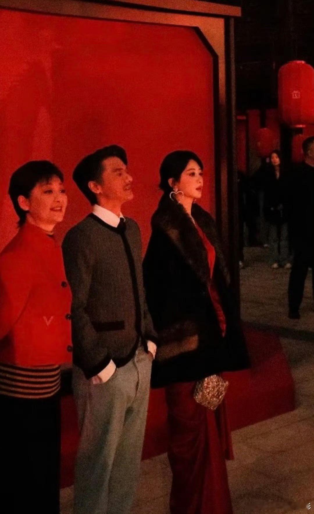 杨紫这个中式妆造好看大气，红色真衬她玉兰花开君再来