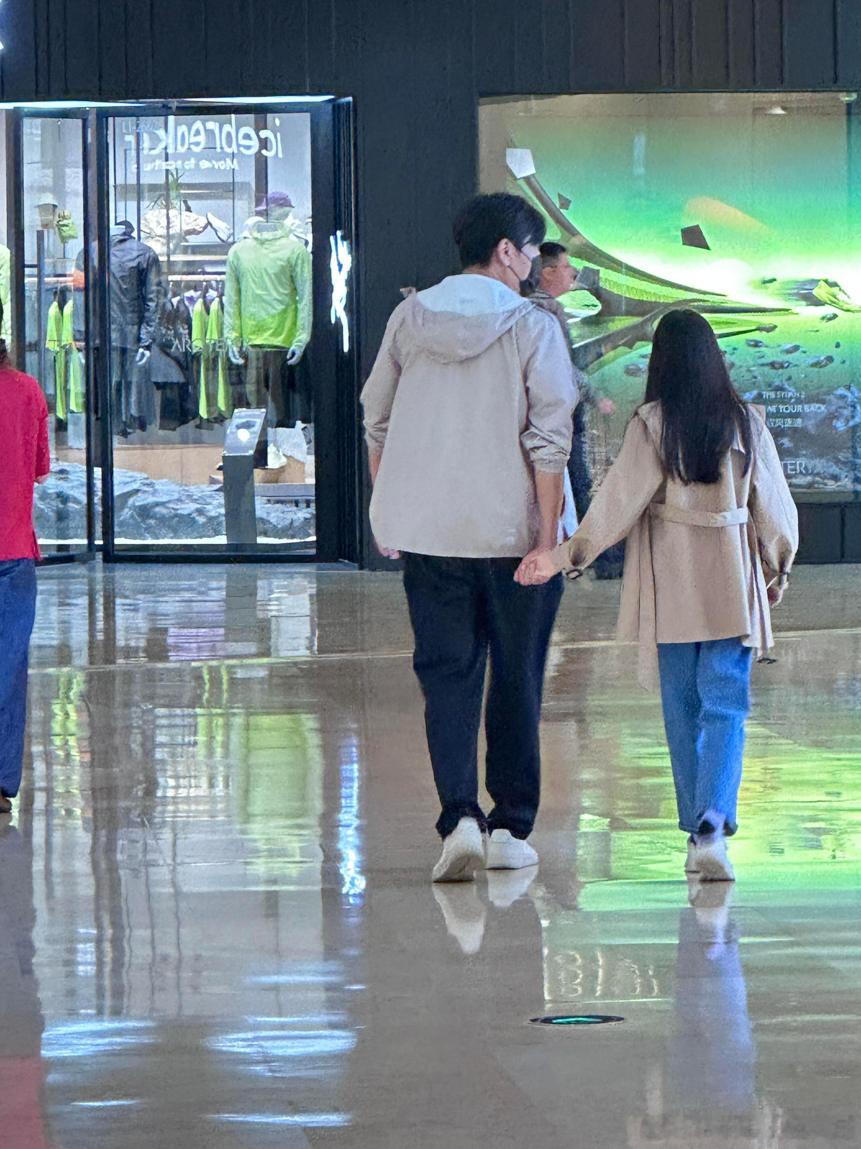秦昊带女儿逛街秦昊女儿9岁身高 秦昊带女儿逛街，小米粒又高又瘦 