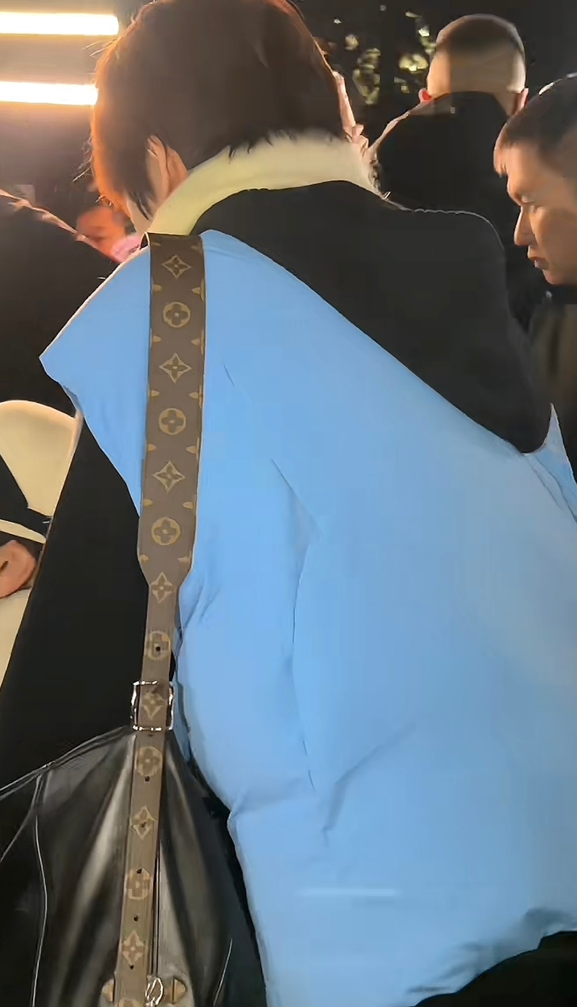 贺峻霖在录制《一路繁花》中推着向太网友:“贺峻霖录完节目之后情商堪比何老师”  