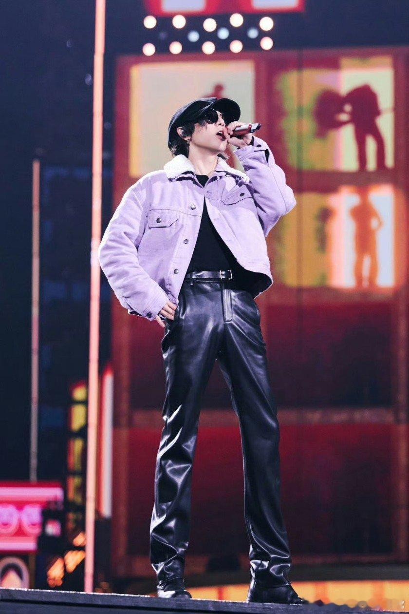 华晨宇[超话]  华晨宇湖南卫视跨年彩排组图 华晨宇已加入湖南卫视跨年，彩排照中
