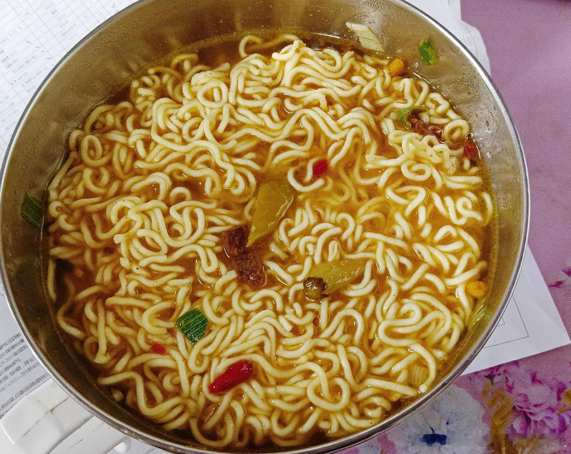泡面里居然有牛肉粒，真香泡面生活手记