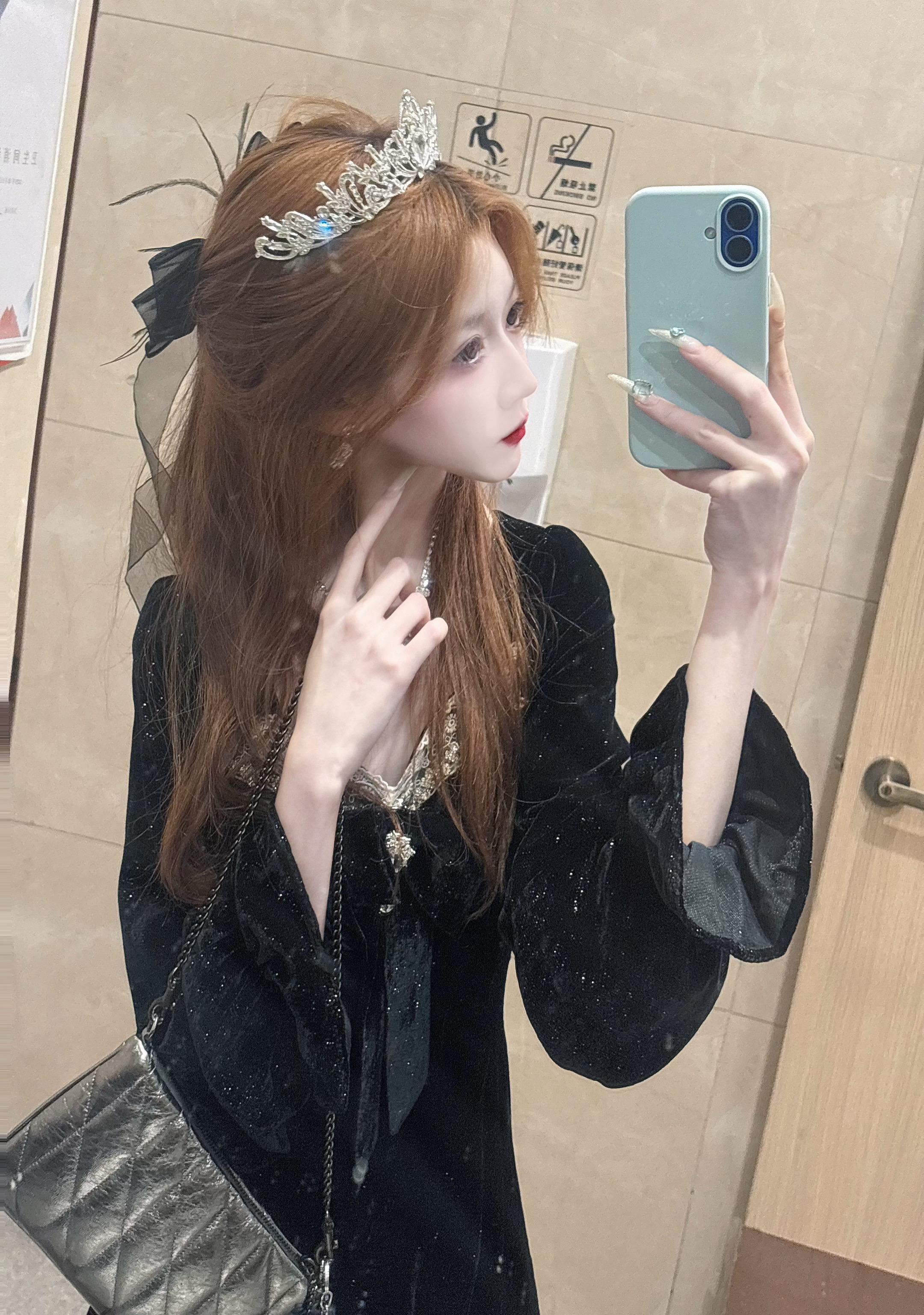 你似乎把我当成一个很慷慨的人  总觉得我能原谅所有伤害 可无数瞬间都在刺痛我