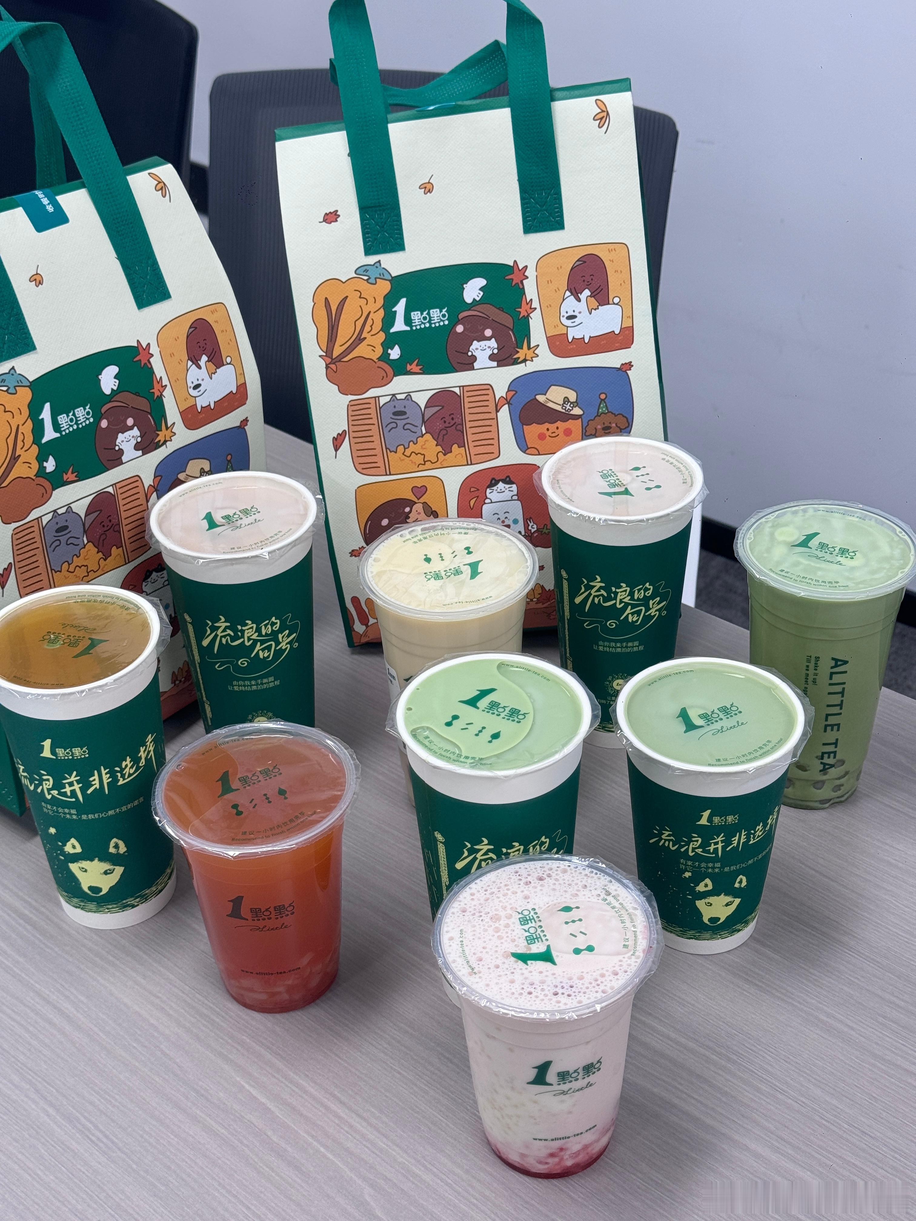 努力工作自动触发的工作室下午茶，大家都好爱喝甜的。一点点你们都爱喝什么口味？