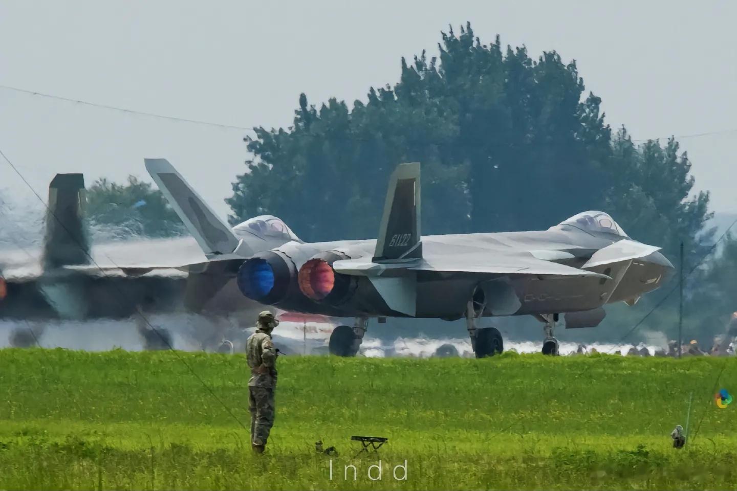 2023长春航空展现场，开加力起飞的歼-20战斗机尾焰呈现出来了不同的颜色，一台