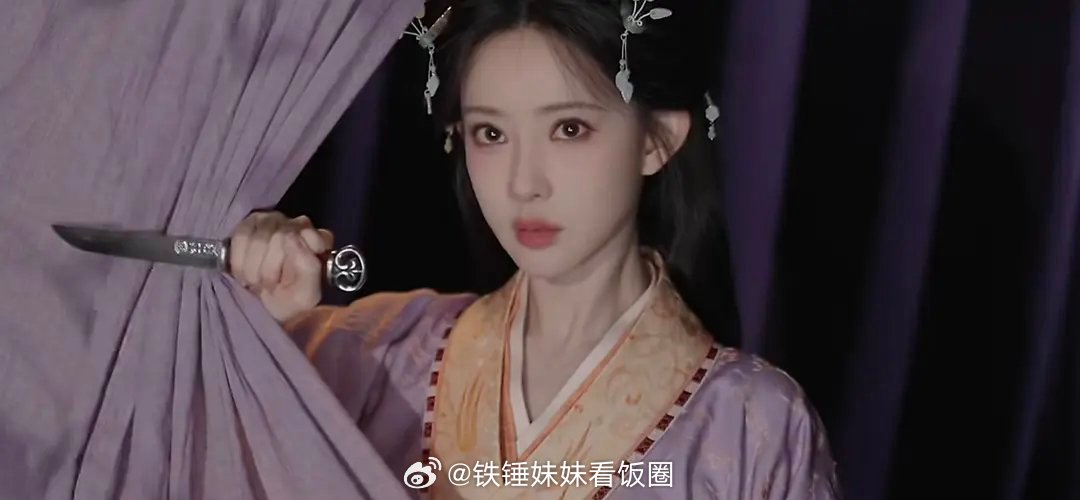 造型简约高级，玉饰配浅色系，藏拙感到位，就是少了点“毒后”锐气。 