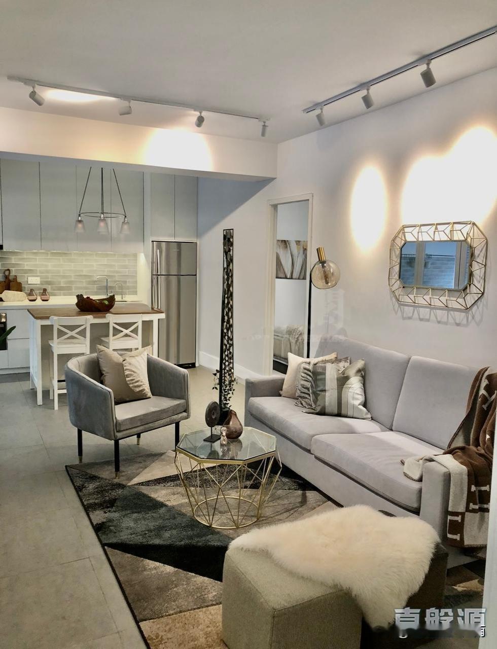 香港跑马地难得一见的豪华装修，低层平台1200尺的单位。于此享受惬意生活，地段优