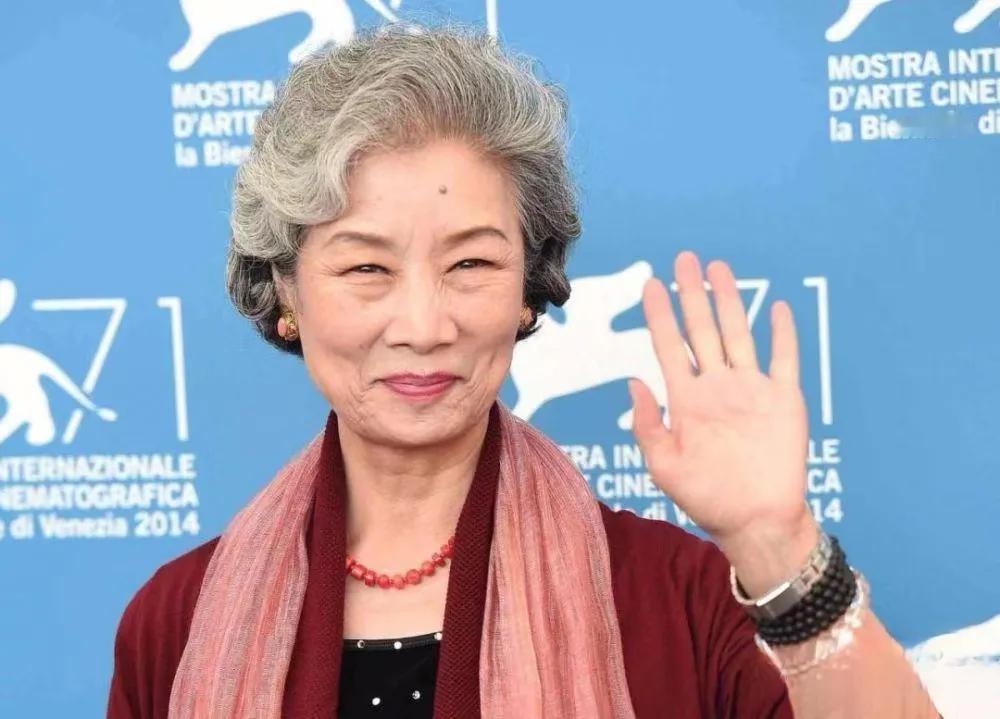 你知道娱乐圈最低调的“太后”是谁吗？  
1. 她塑造的角色深入人心，从《走向共