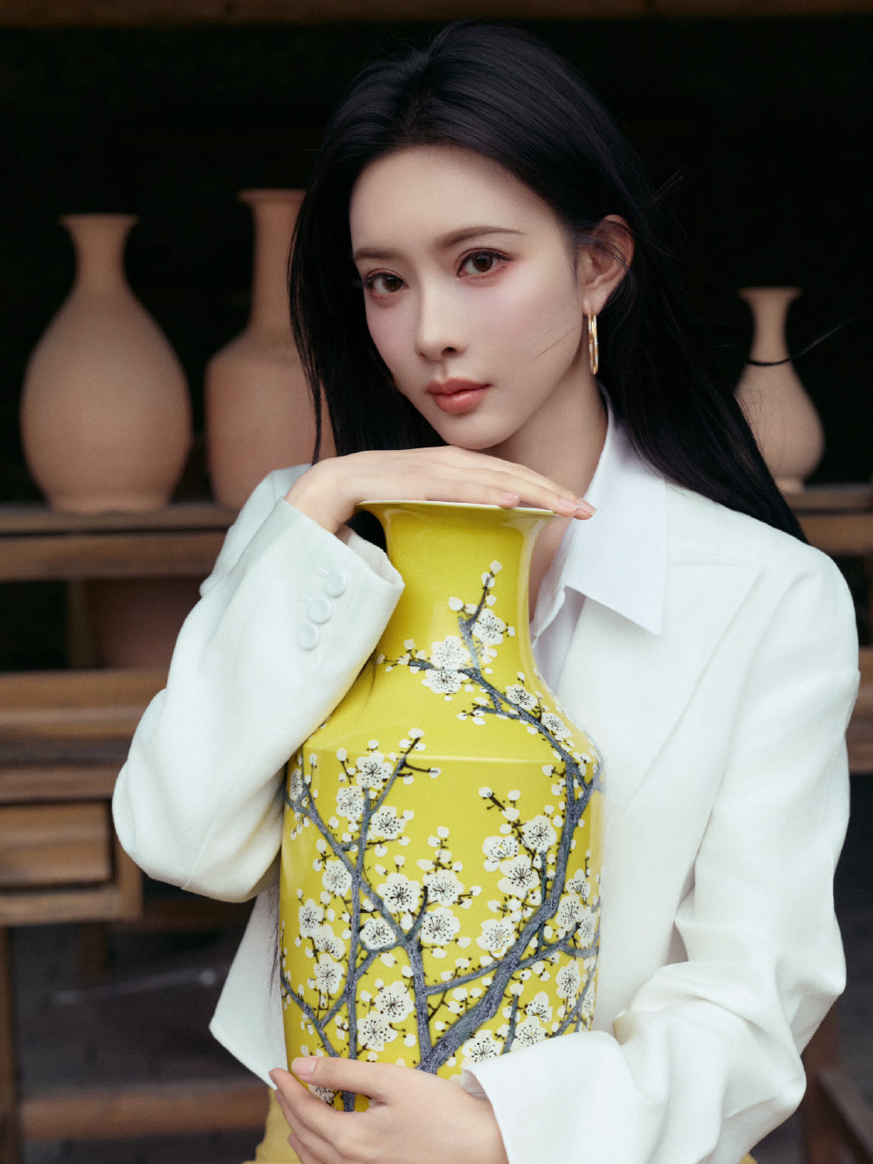 孟子义一袭白色上衣搭配黄色半裙亮相Fendi景德镇品牌活动，简单清爽有种高级明媚