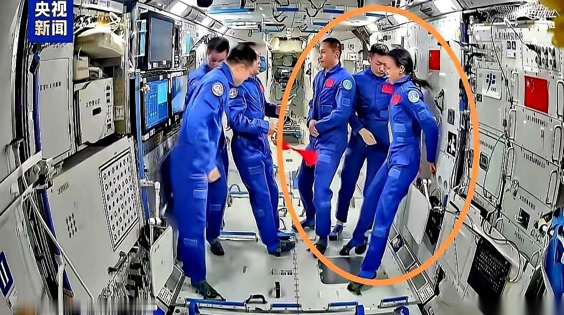 神舟乘组交接的直播，镜头扫过一张张从容的脸，每个人都像鱼一样在空间站里游动。
突