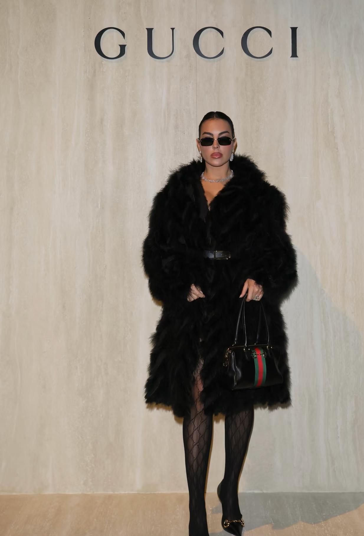 8年前还在Gucci店里卖包，如今成品牌头排贵宾！
乔治娜这逆袭你敢信？
当年马