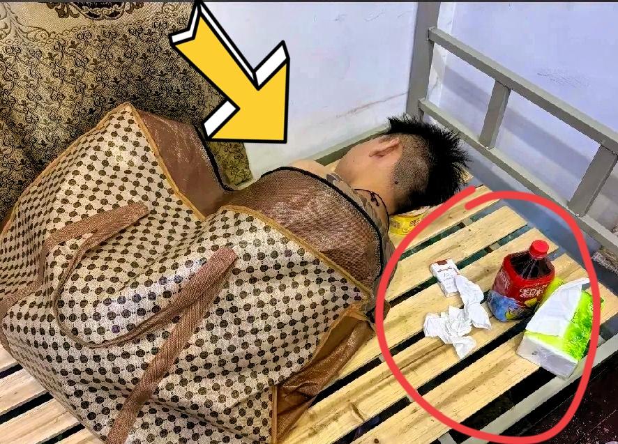 小伙子到底是年轻人身体好，
给个床板就能睡，冷了就钻进行李袋。
身上的家当少得可