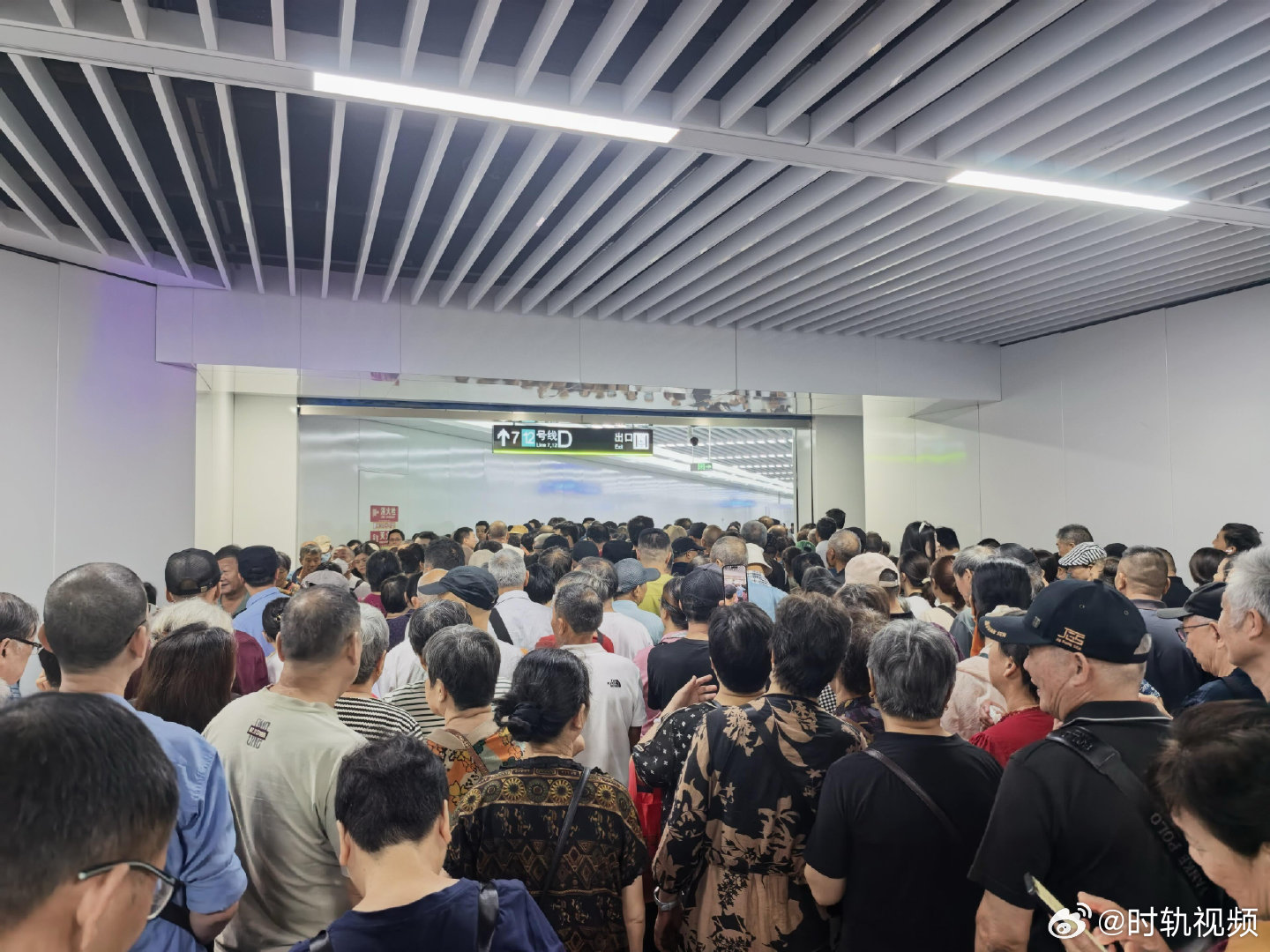 因12号线小洋江站客流较大，现场已实施客流管控措施，请试乘宁波地铁12号线的乘客