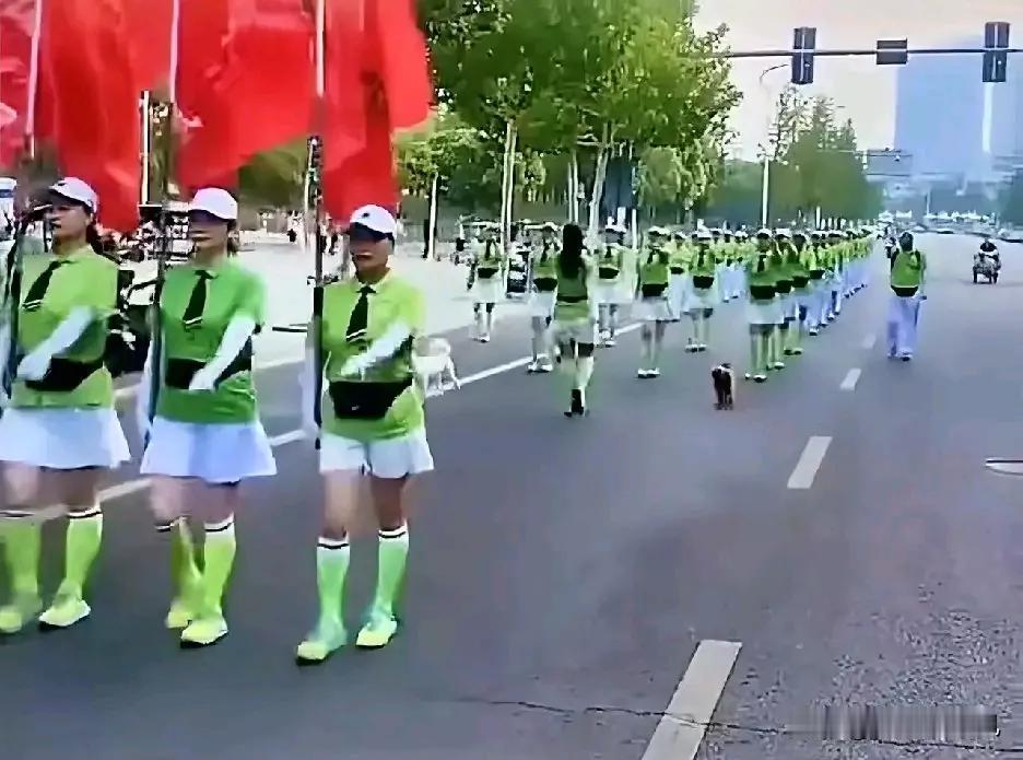 这段内容可以稍作润色，让逻辑更清晰，表达更流畅，同时增强对“老年暴走团”行为的心