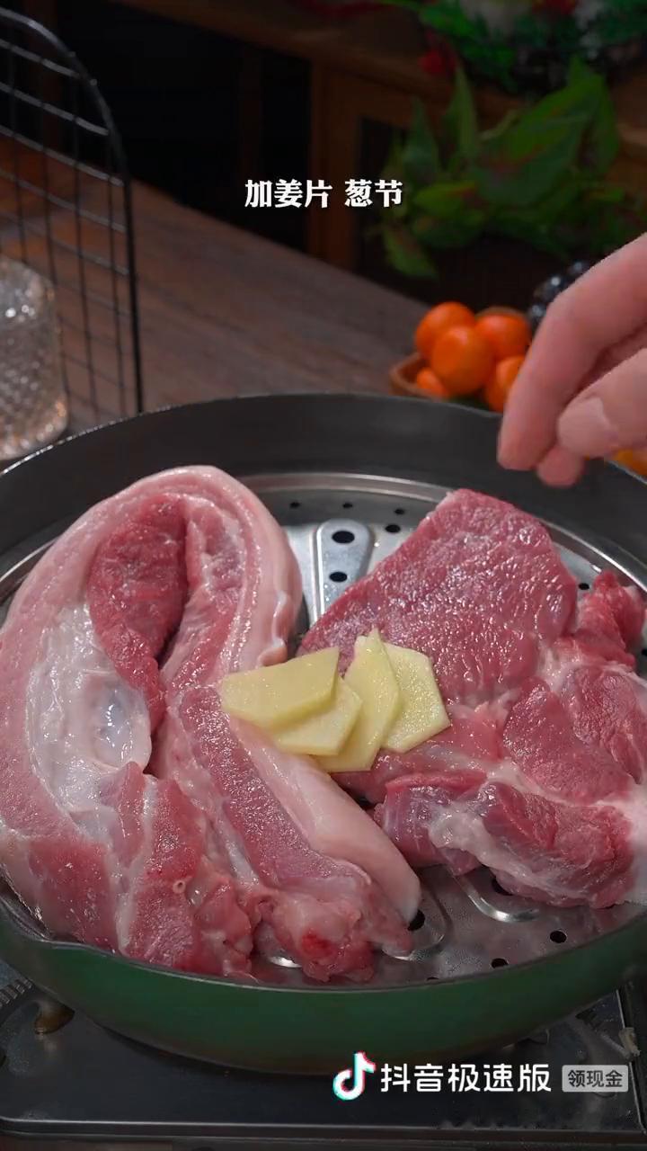 白切猪肉。
如果你们还没吃过这种做法的猪肉，那可真的要试一试，好吃到没朋友。
·