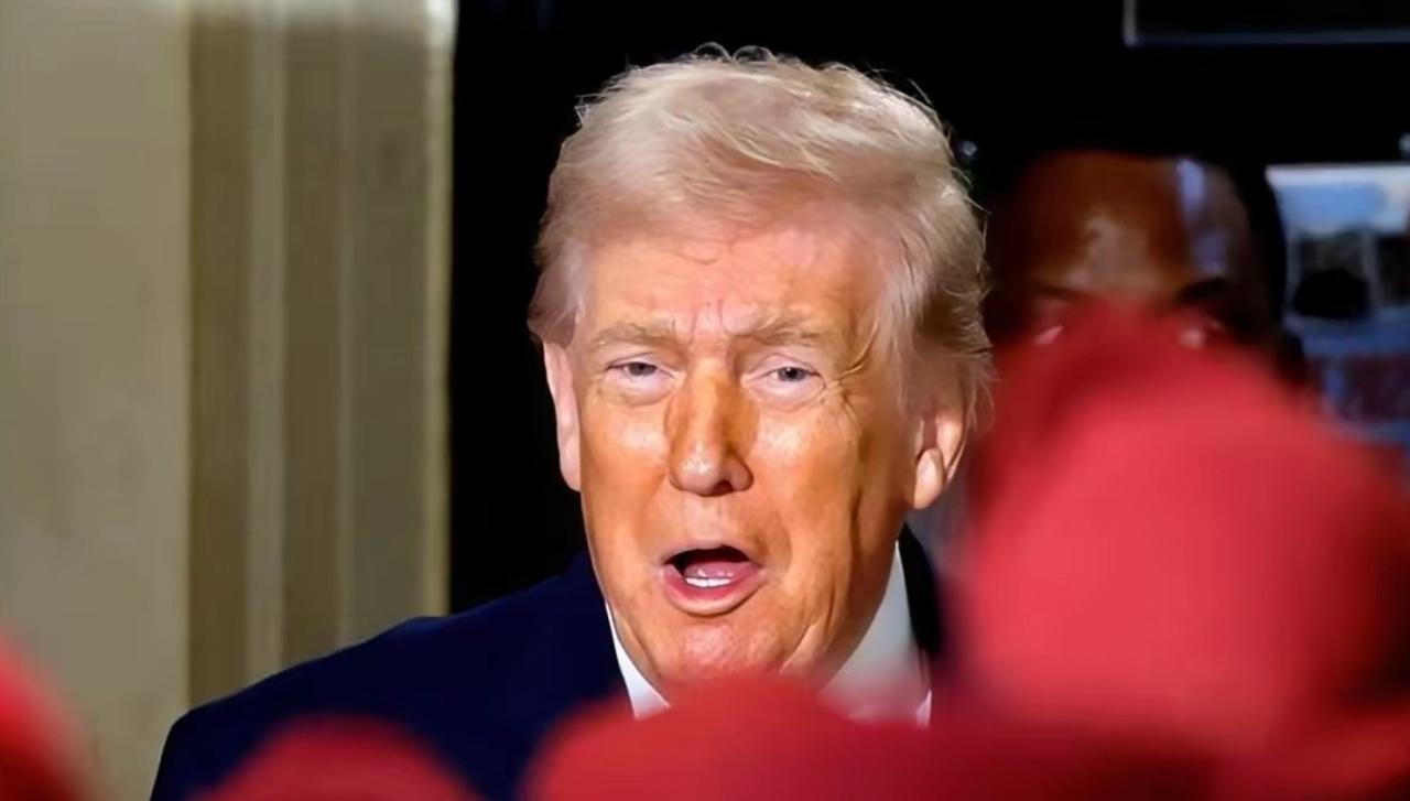 一群刚从委内瑞拉回来的美军精锐，军功章还热乎着，就被特朗普一把拉到镜头前。灯光一