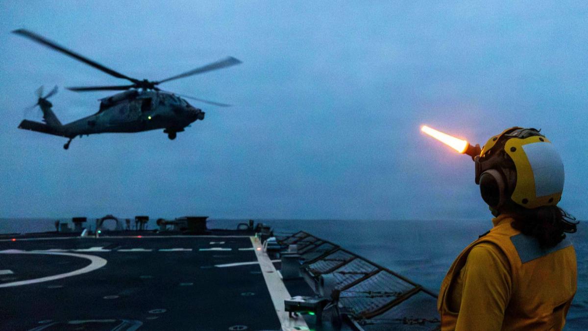 美军炮轰伊朗货轮！特朗普："我们把船舱打出一个洞"，中东火药桶又要炸了？ 
 