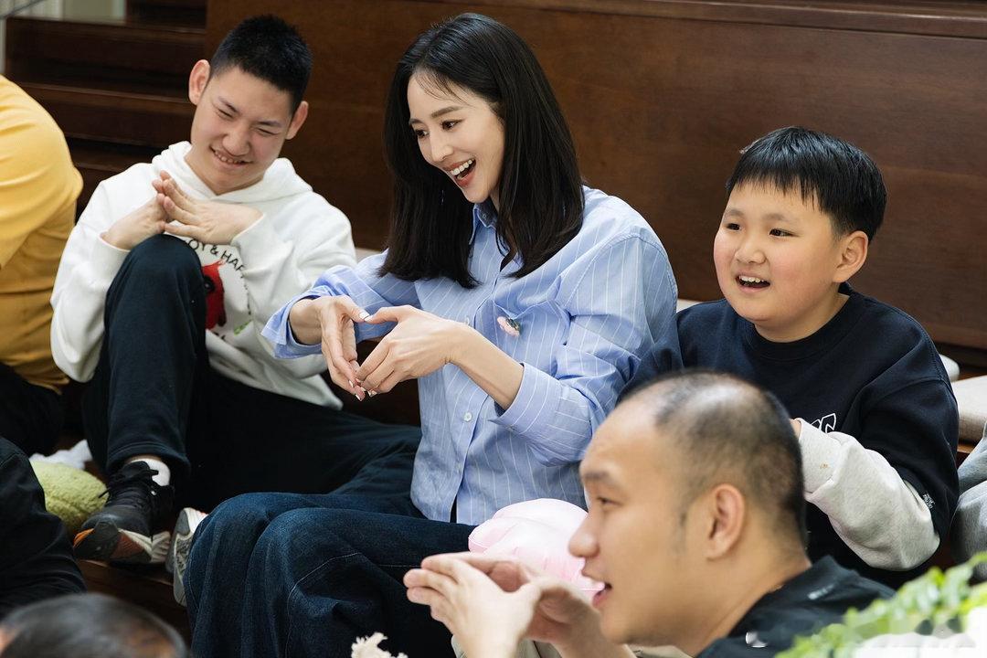 ✨声诉温情｜每一段旋律都饱含心意，每一次演唱都格外认真。张钧甯全心投入《茶花记得