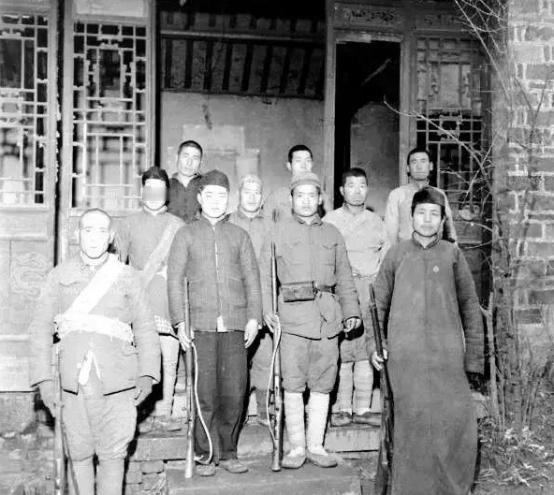 1947年，地主郭良知悄悄放走了地下党员，敌人发现后气急败坏，想抓郭良知去顶罪，